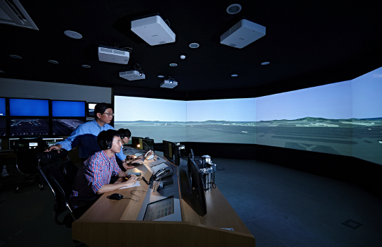 한국항공대학교(총장 이강웅)가 서울 경기 지역 중고등학생을 대상으로 주말 일일 항공캠프를 연다.    조종사, 관제사 등 항공분야에 관심 있는 학생들에게 진학 및 진로에 대해 알려주고 직접 체험할 기회도 제공하는 캠프다. 항공대는 여름방학과 겨울방학에 열리는 기숙형 항공우주캠프의 인기에 힘입어, 주말을 이용한 통학형 캠프를 추가로 기획했다고 밝혔다. 한국항공대 제공